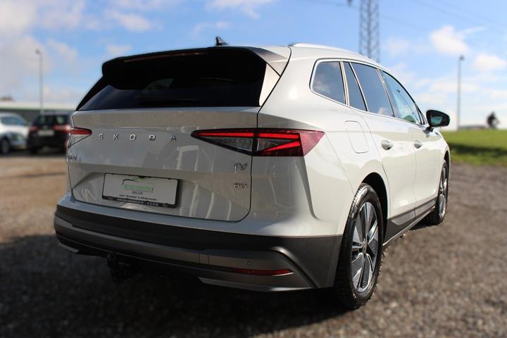Hvid Skoda Enyaq fra 2023