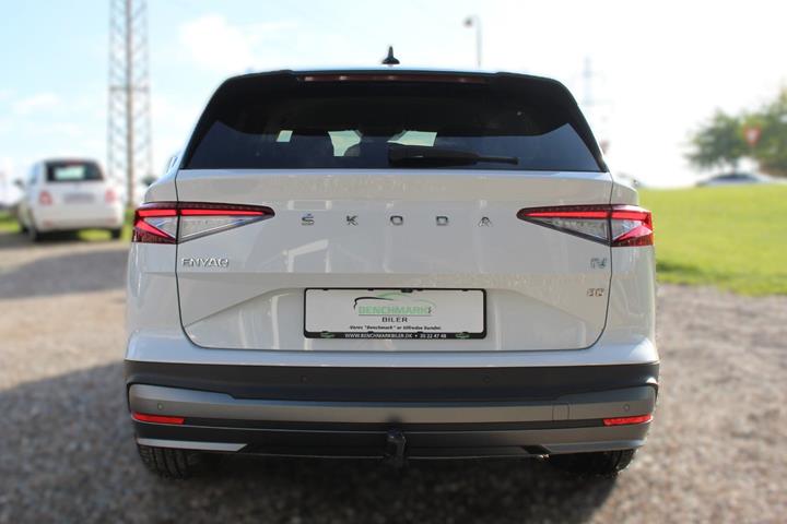Hvid Skoda Enyaq fra 2023