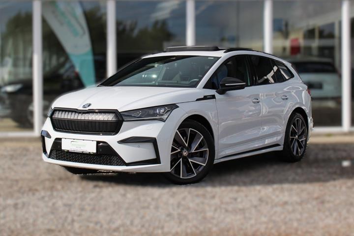 Hvid Skoda Enyaq fra 2023