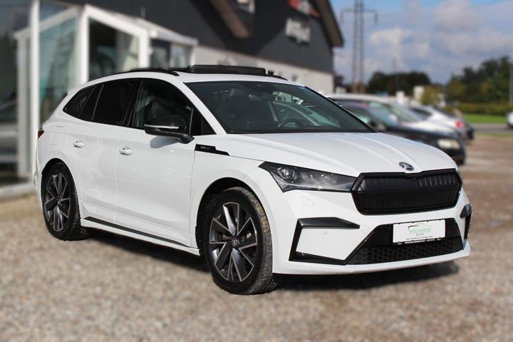 Hvid Skoda Enyaq fra 2023