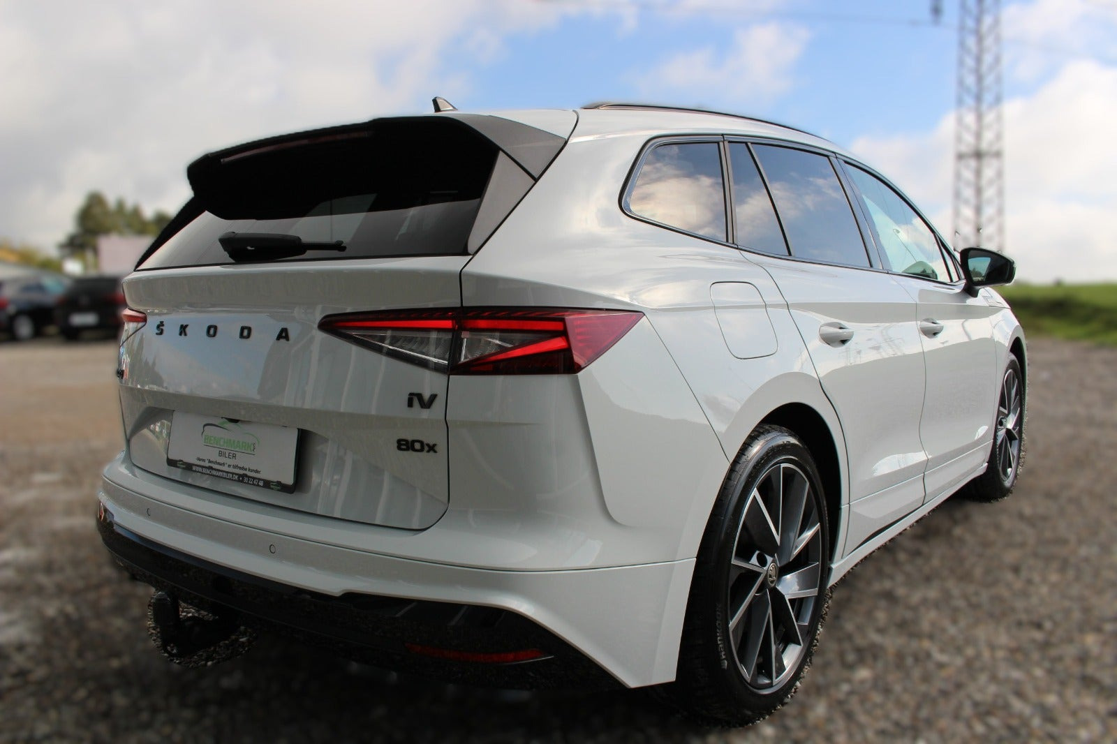 Hvid Skoda Enyaq fra 2023