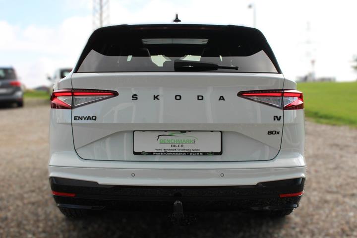 Hvid Skoda Enyaq fra 2023