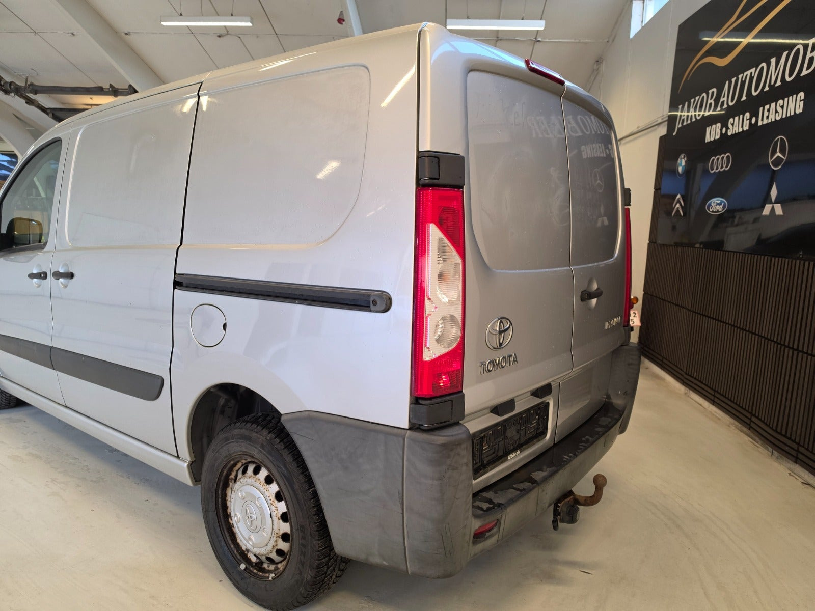 Grå Toyota ProAce fra 2014