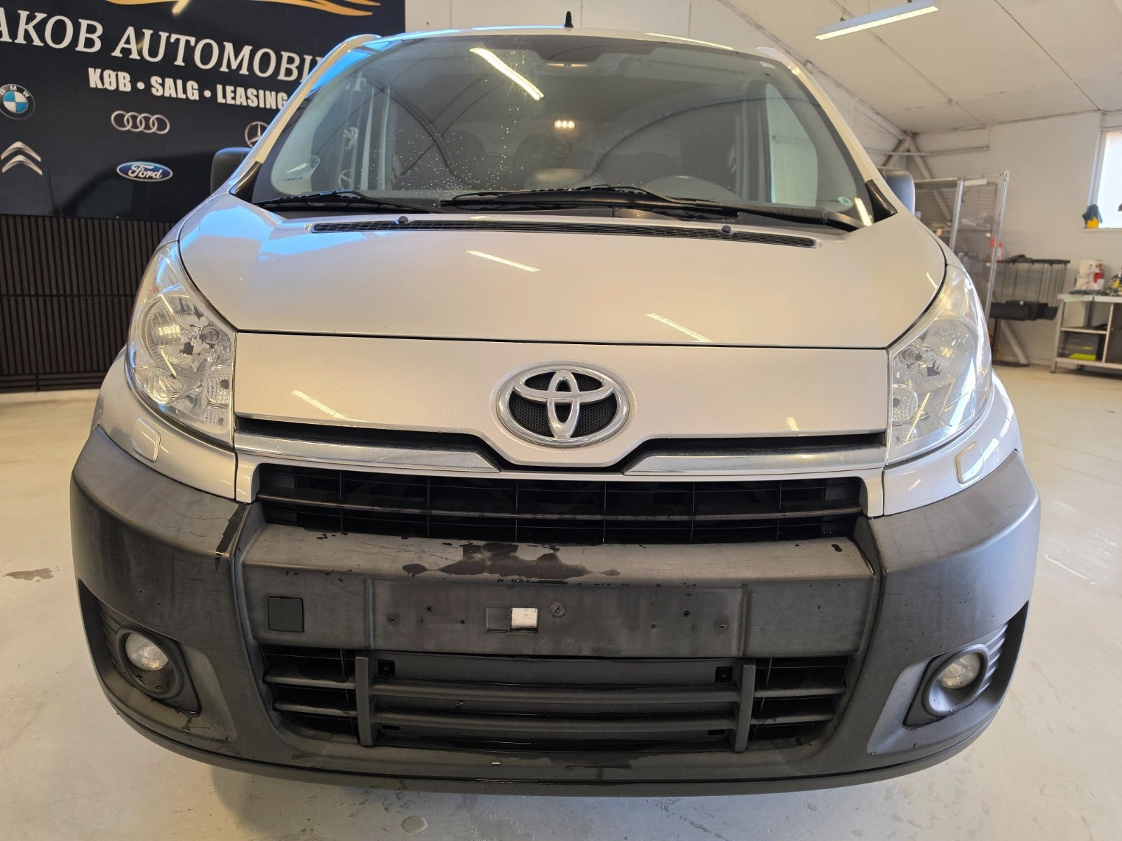 Grå Toyota ProAce fra 2014