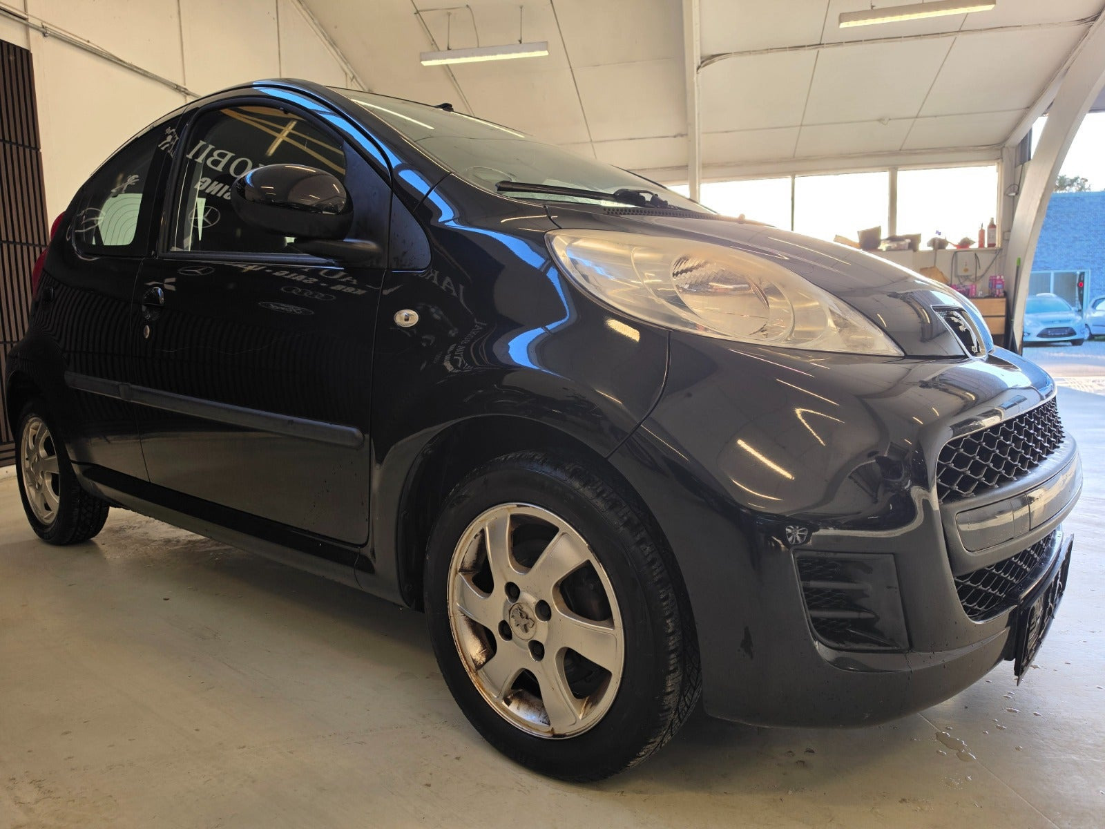 Grå Peugeot 107 fra 2010