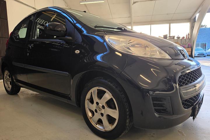 Grå Peugeot 107 fra 2010
