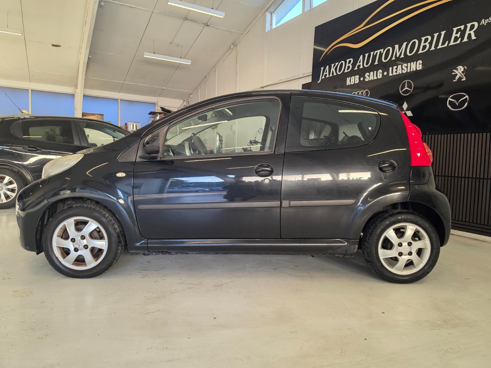Grå Peugeot 107 fra 2010