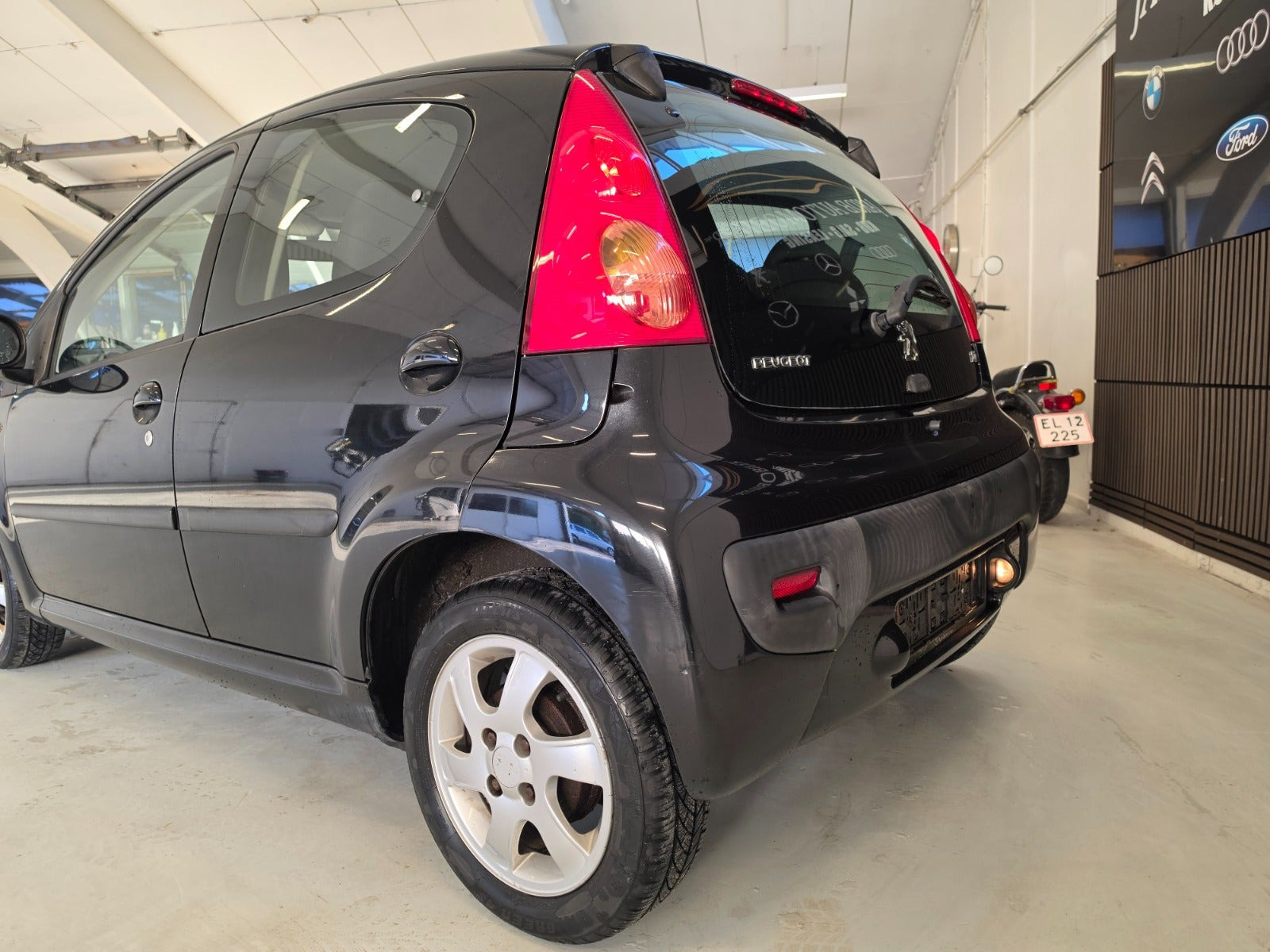 Grå Peugeot 107 fra 2010