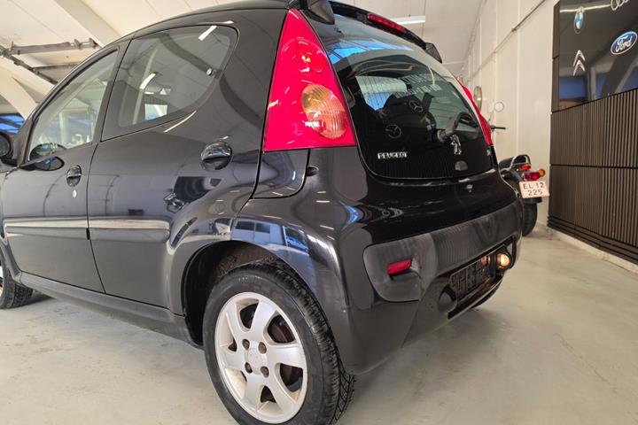 Grå Peugeot 107 fra 2010