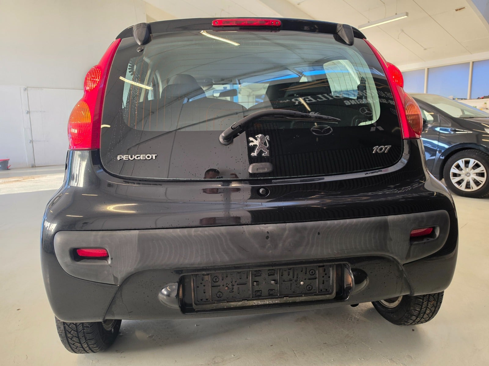 Grå Peugeot 107 fra 2010