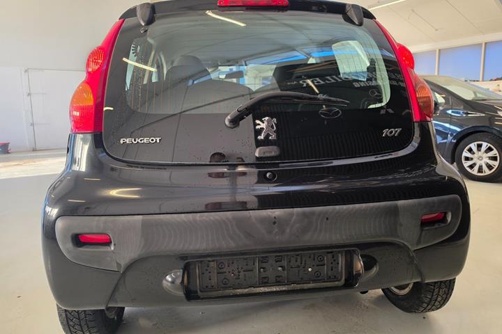 Grå Peugeot 107 fra 2010