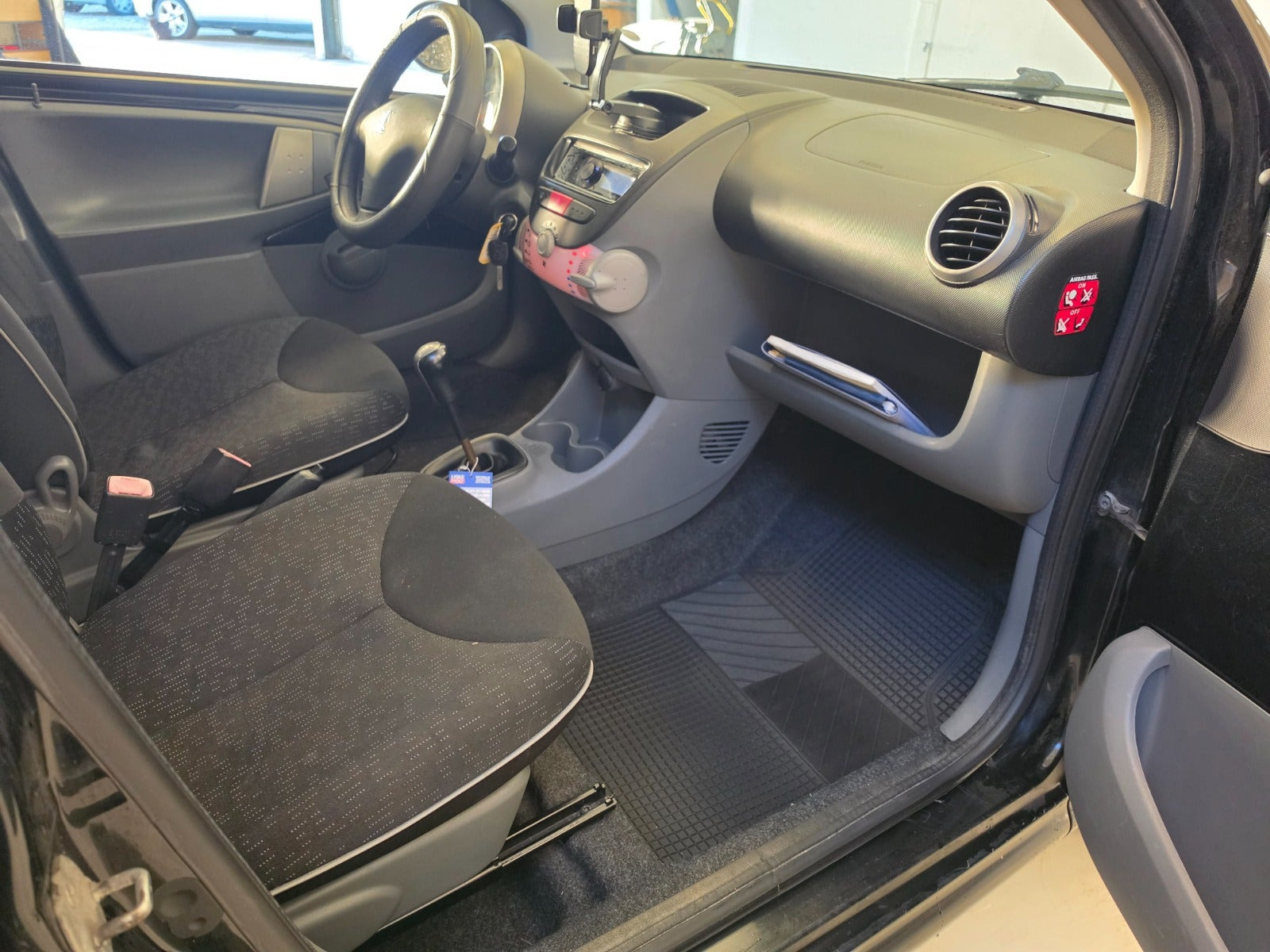Grå Peugeot 107 fra 2010