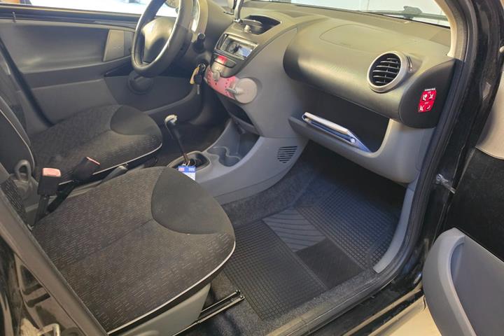 Grå Peugeot 107 fra 2010