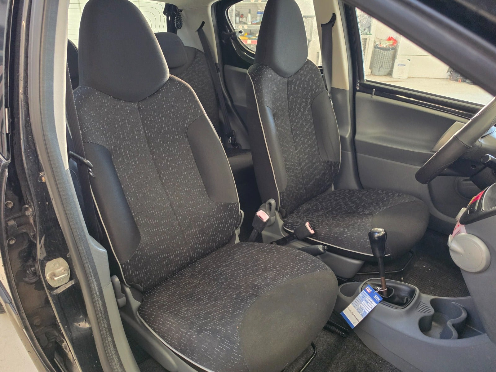Grå Peugeot 107 fra 2010