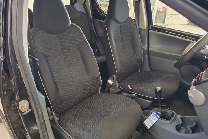 Grå Peugeot 107 fra 2010