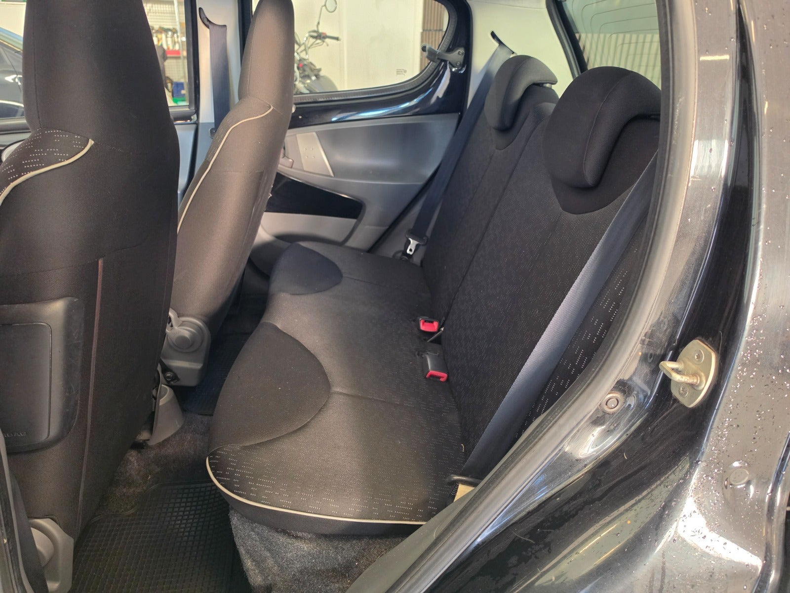 Grå Peugeot 107 fra 2010