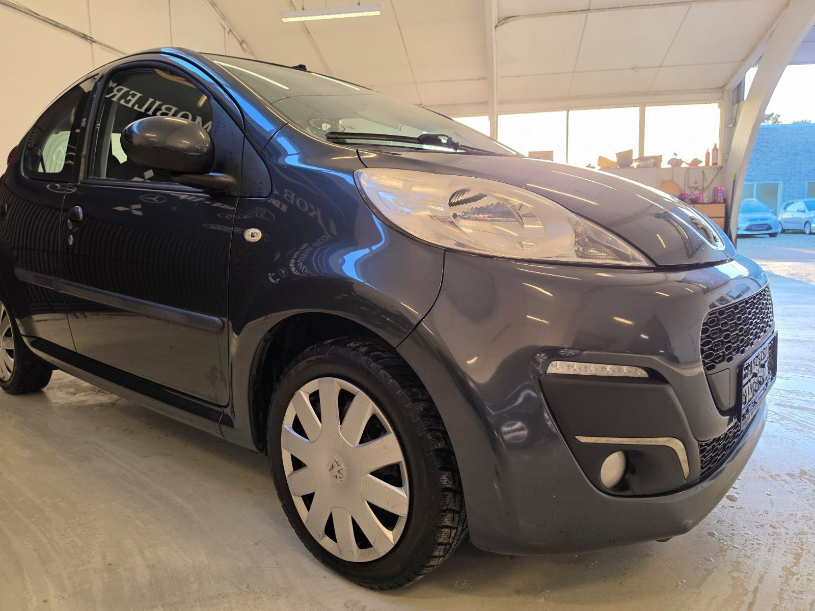 Grå Peugeot 107 fra 2013