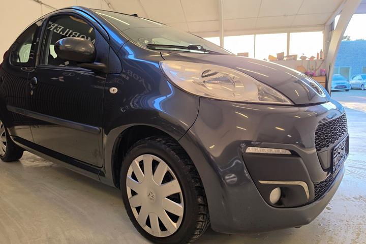 Grå Peugeot 107 fra 2013