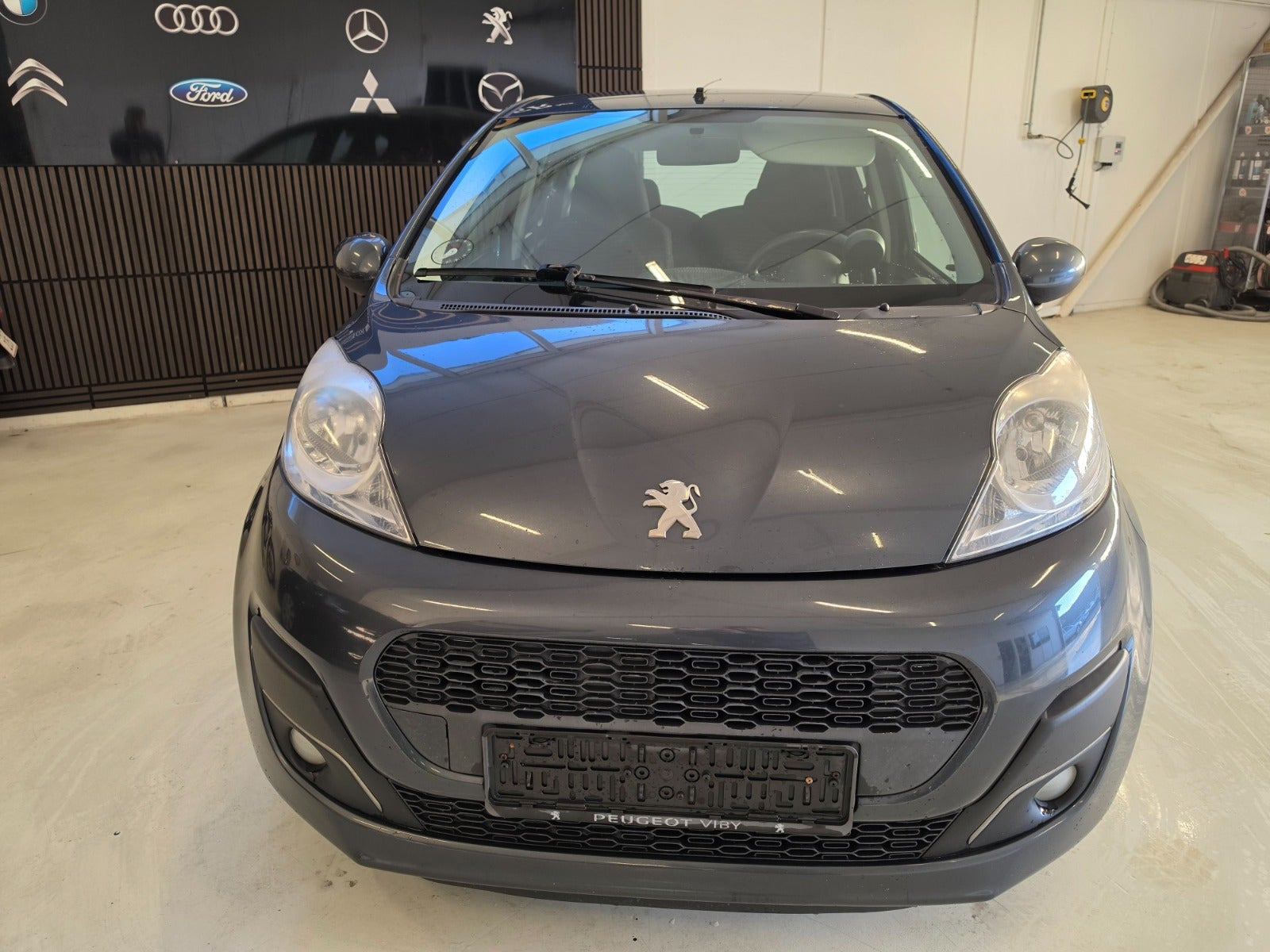 Grå Peugeot 107 fra 2013
