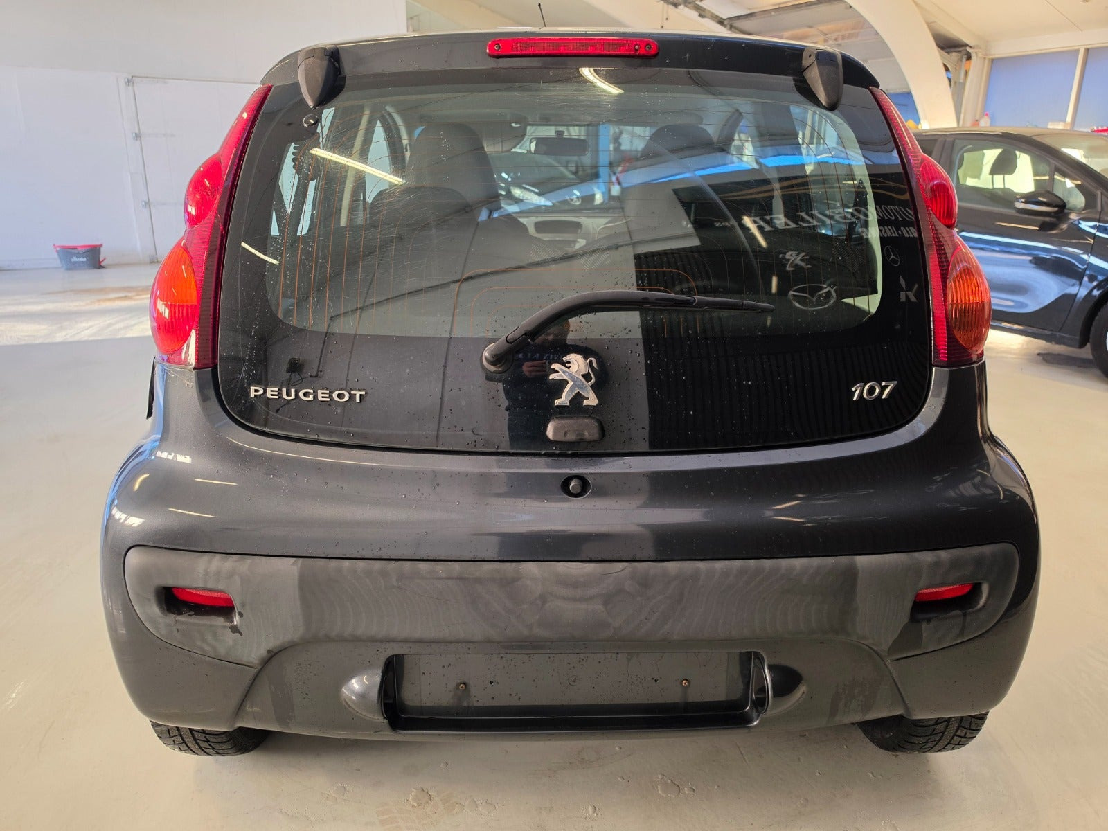 Grå Peugeot 107 fra 2013