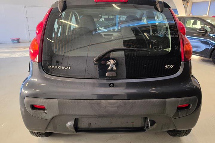 Grå Peugeot 107 fra 2013