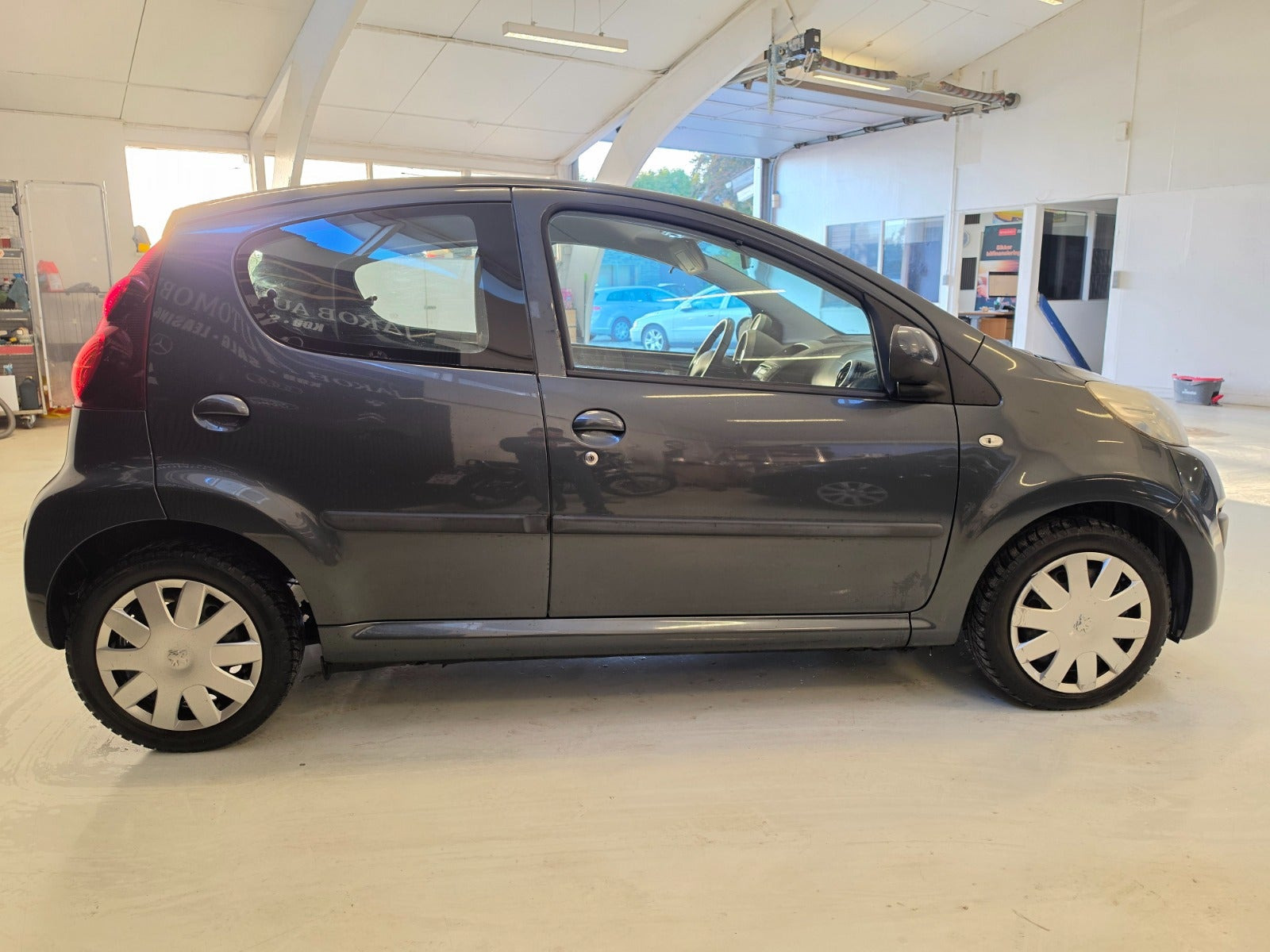 Grå Peugeot 107 fra 2013