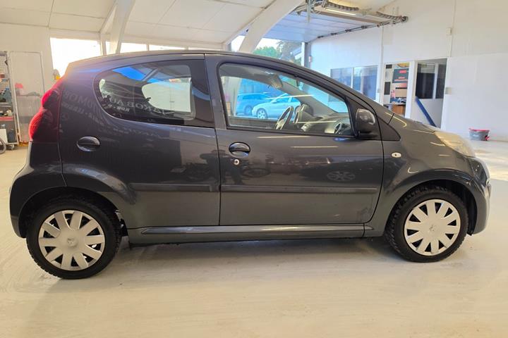 Grå Peugeot 107 fra 2013