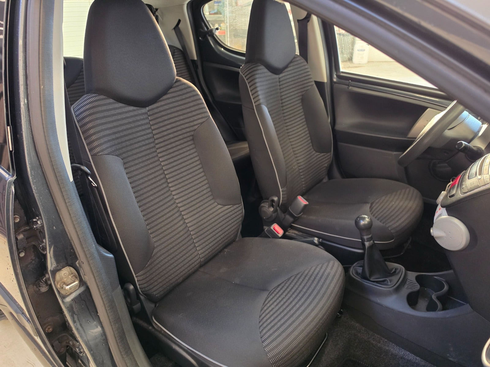 Grå Peugeot 107 fra 2013