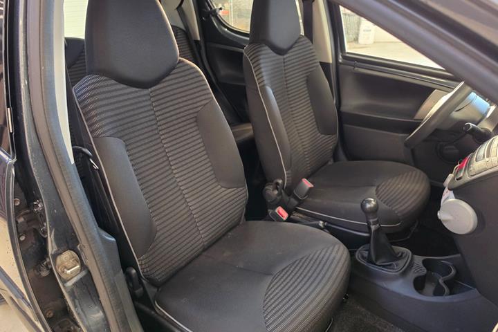 Grå Peugeot 107 fra 2013