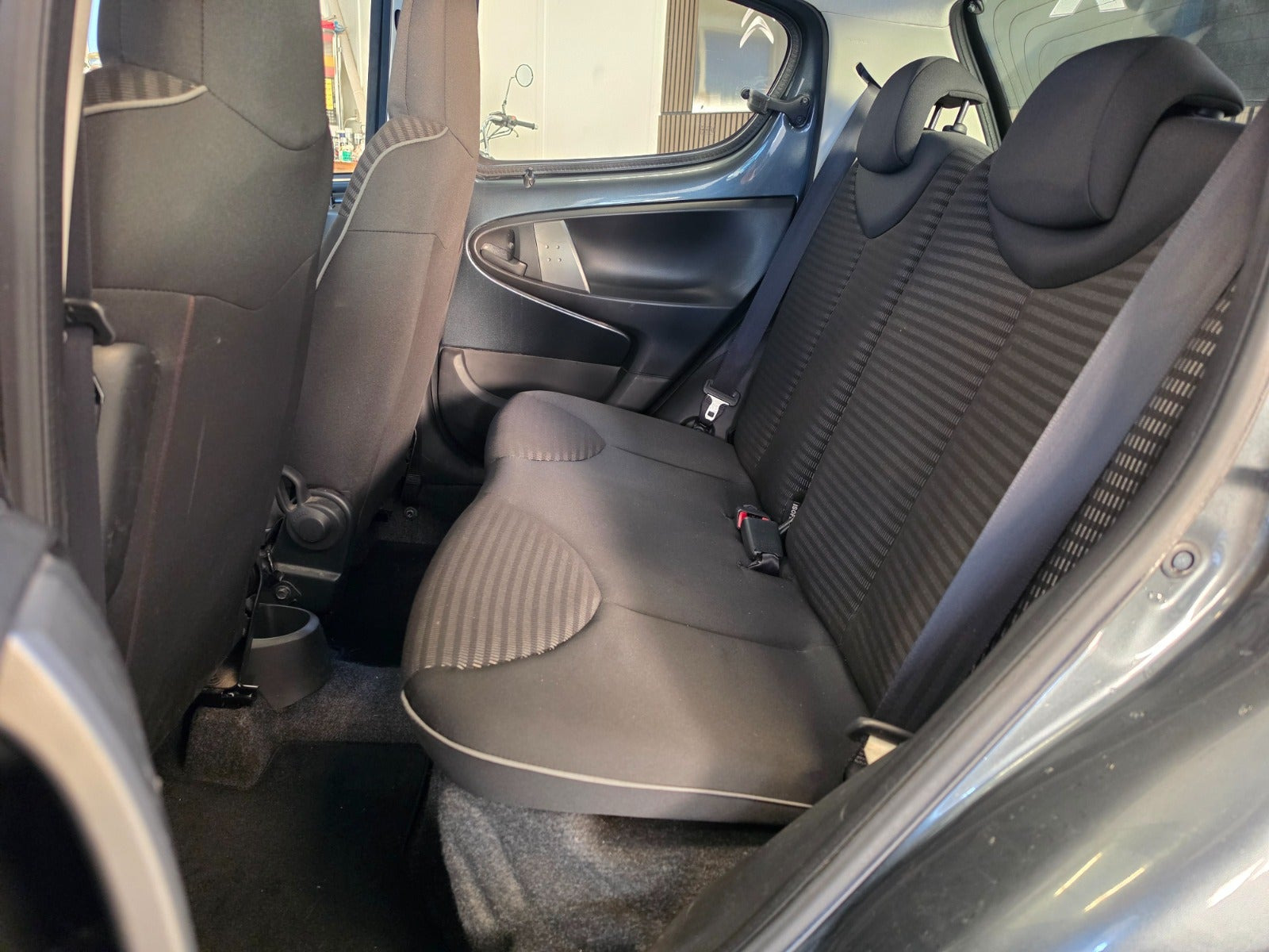 Grå Peugeot 107 fra 2013
