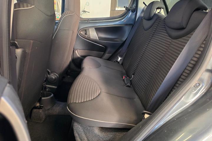 Grå Peugeot 107 fra 2013
