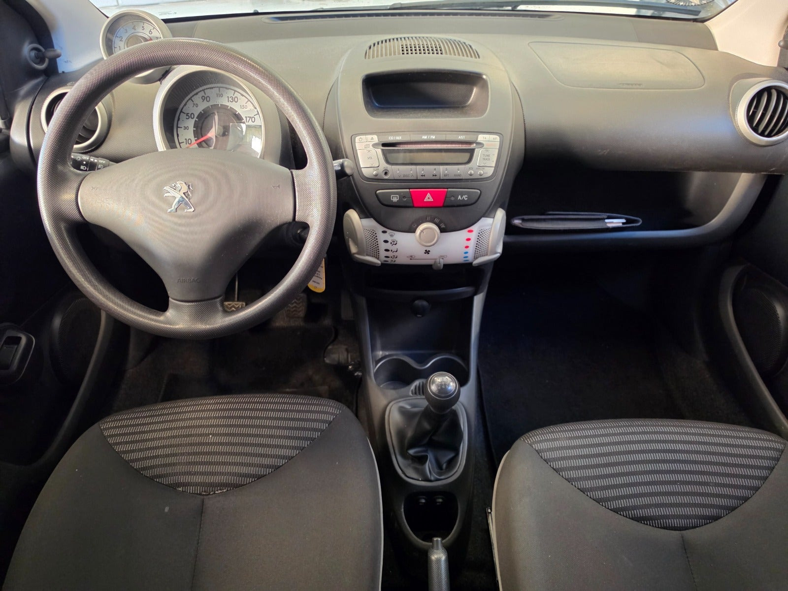 Grå Peugeot 107 fra 2013