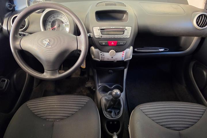 Grå Peugeot 107 fra 2013