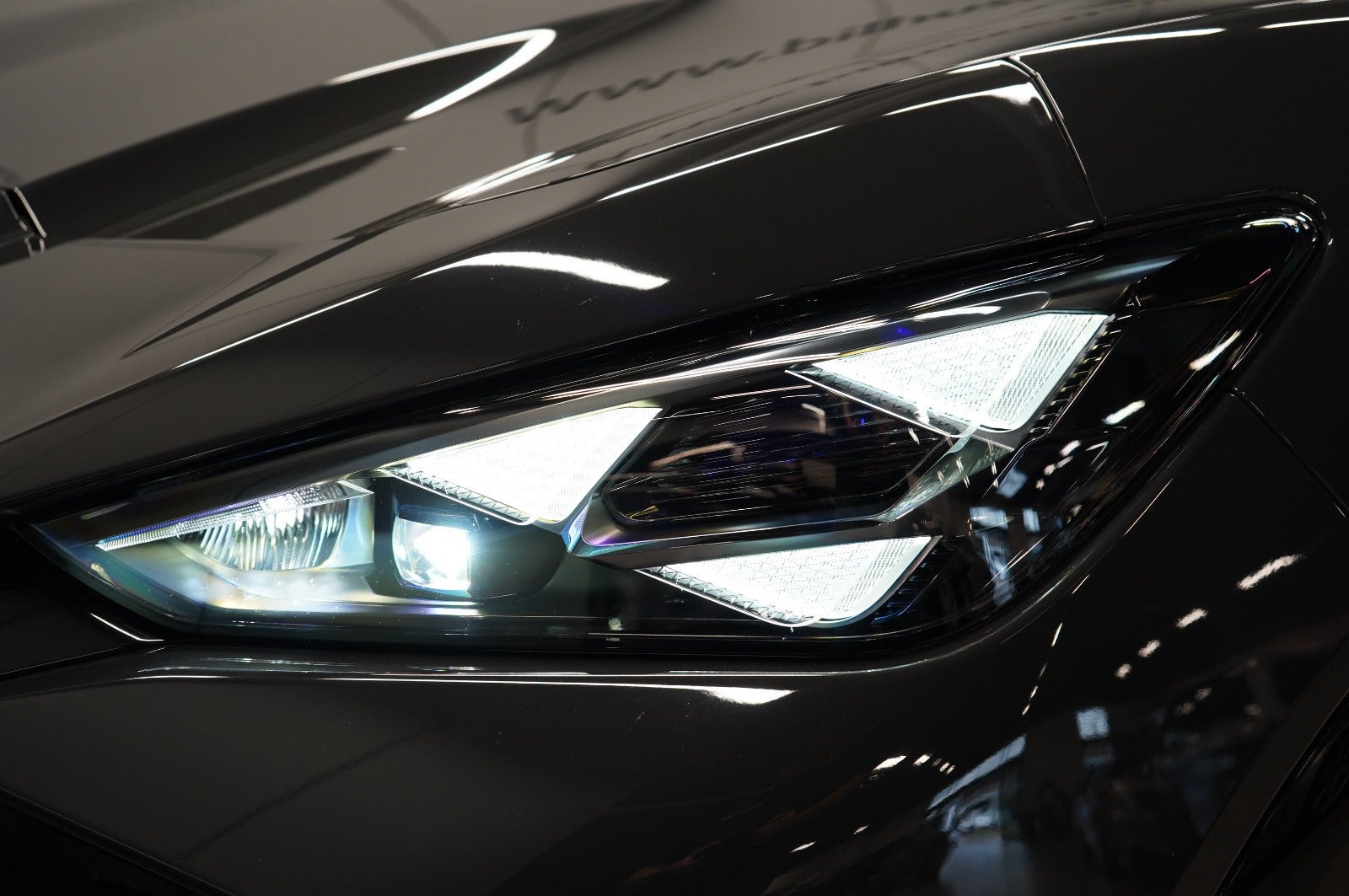 Grå Cupra Tavascan fra 2024