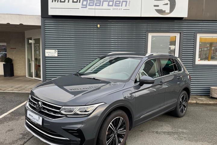 Grå VW Tiguan fra 2023