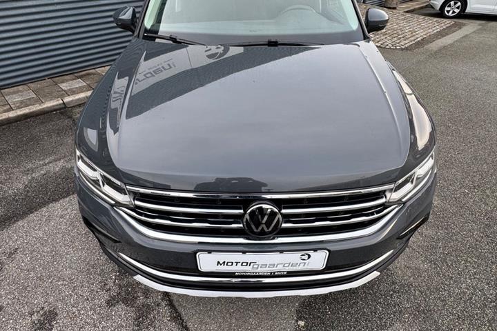 Grå VW Tiguan fra 2023