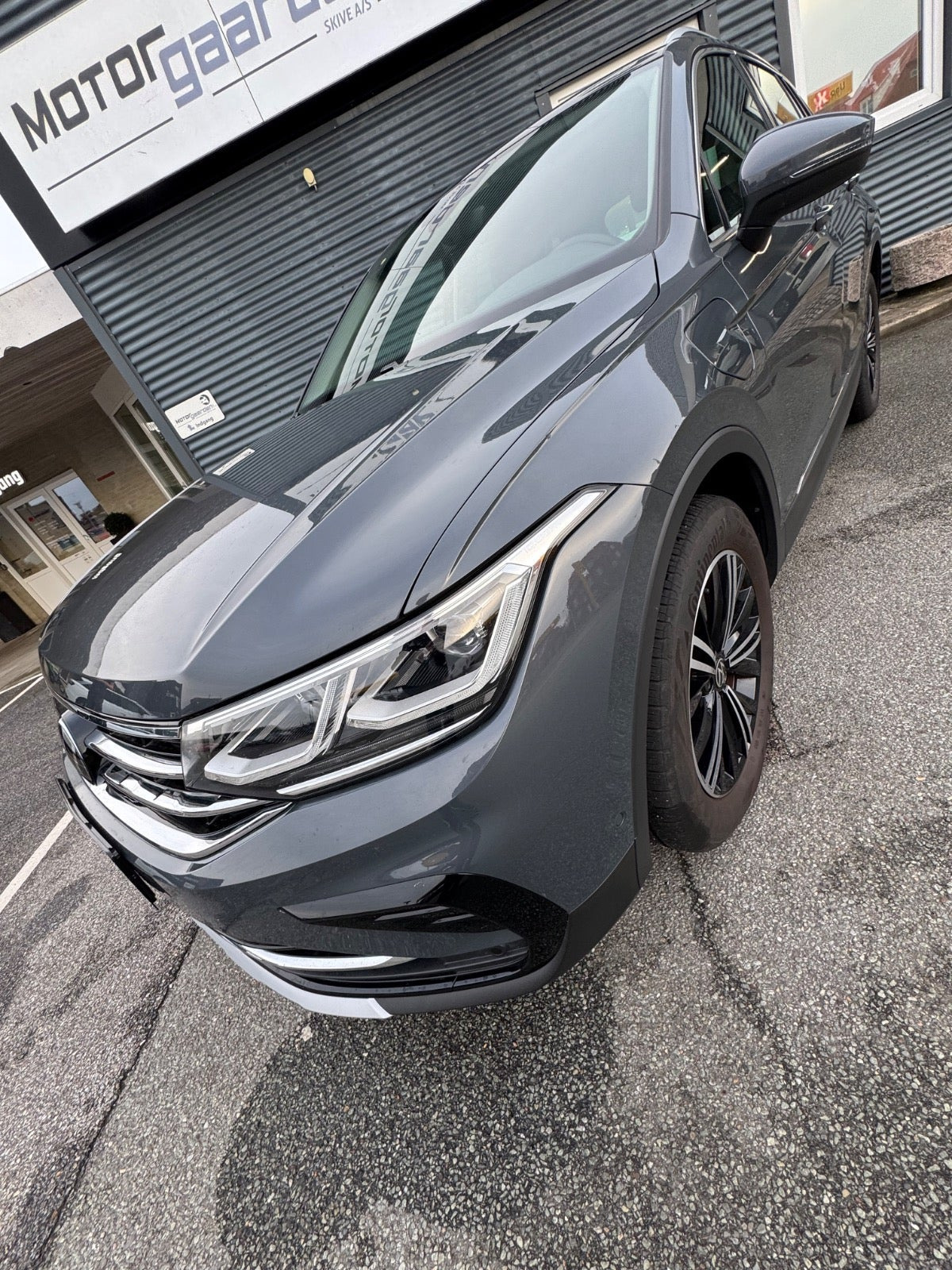 Grå VW Tiguan fra 2023