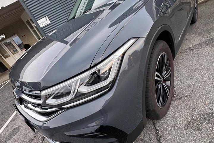 Grå VW Tiguan fra 2023