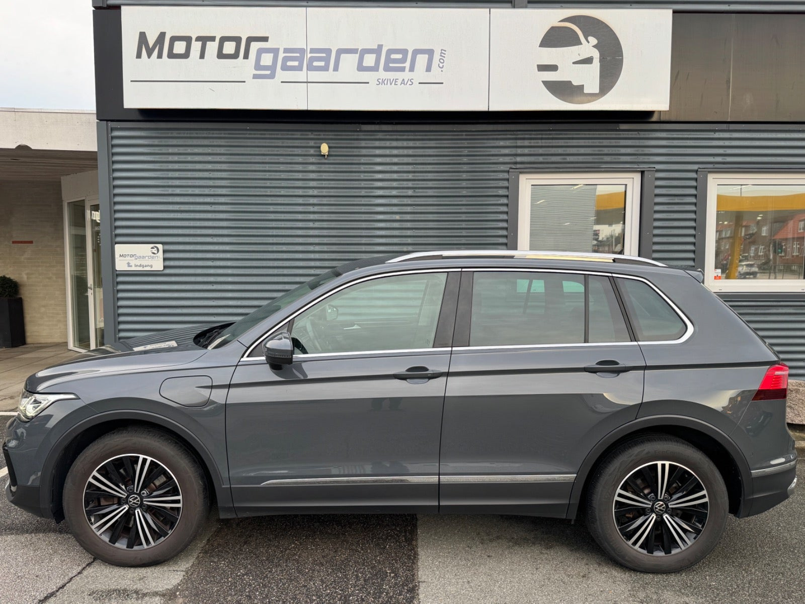 Grå VW Tiguan fra 2023