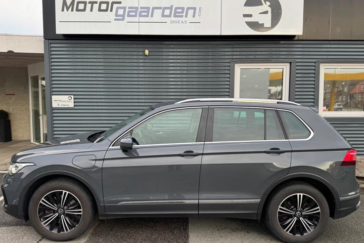 Grå VW Tiguan fra 2023