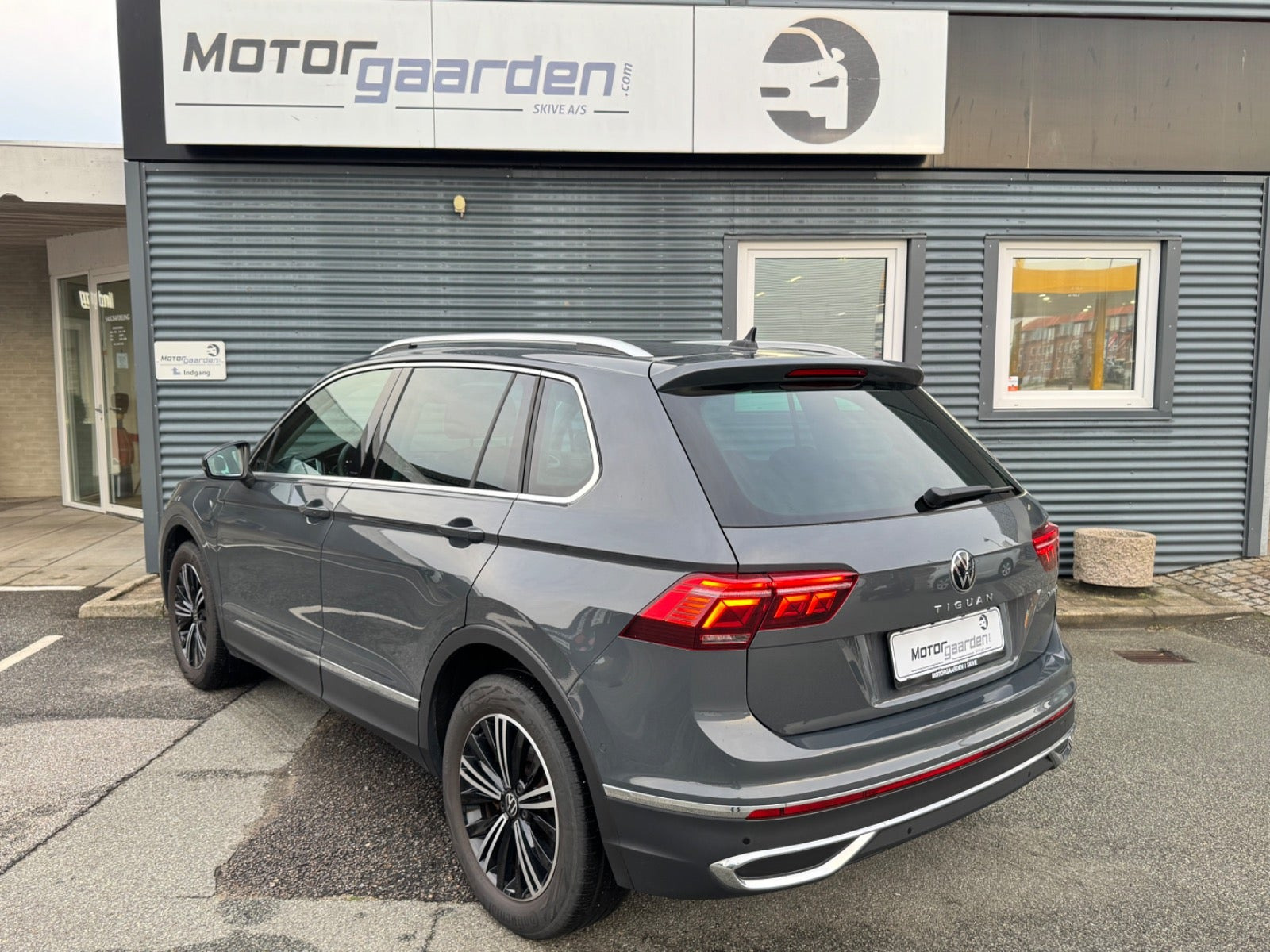 Grå VW Tiguan fra 2023