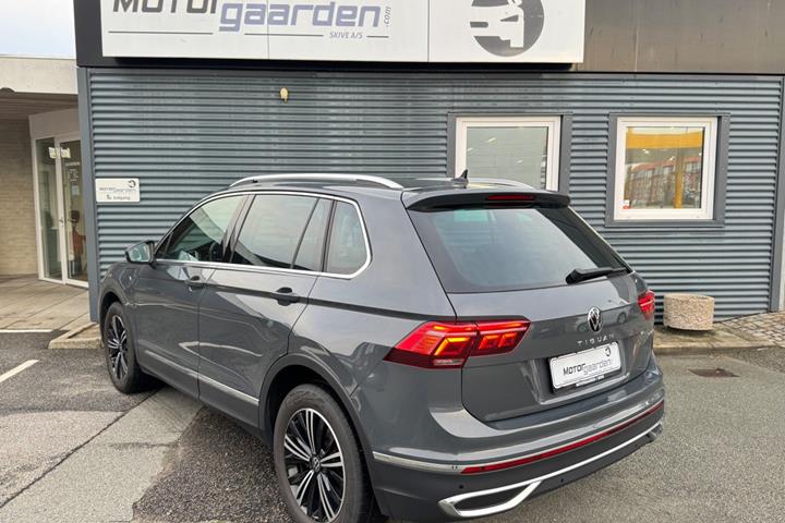 Grå VW Tiguan fra 2023