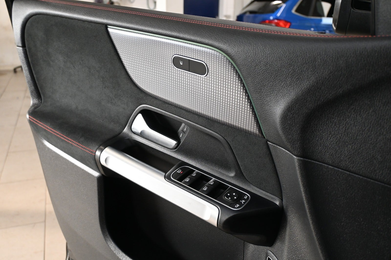 Sort Mercedes EQB350 fra 2022