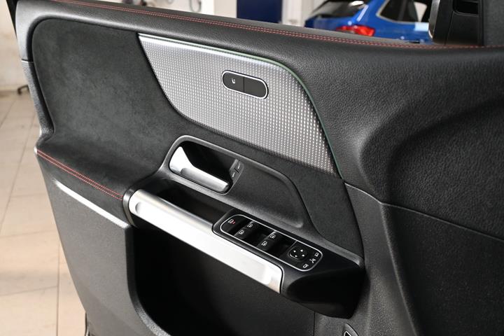 Sort Mercedes EQB350 fra 2022
