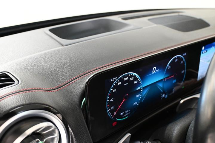 Sort Mercedes EQB350 fra 2022