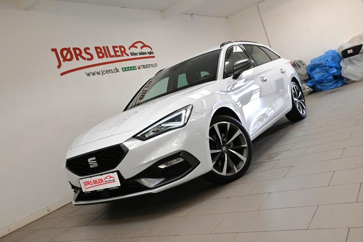 Hvid Seat Leon fra 2021 set udefra