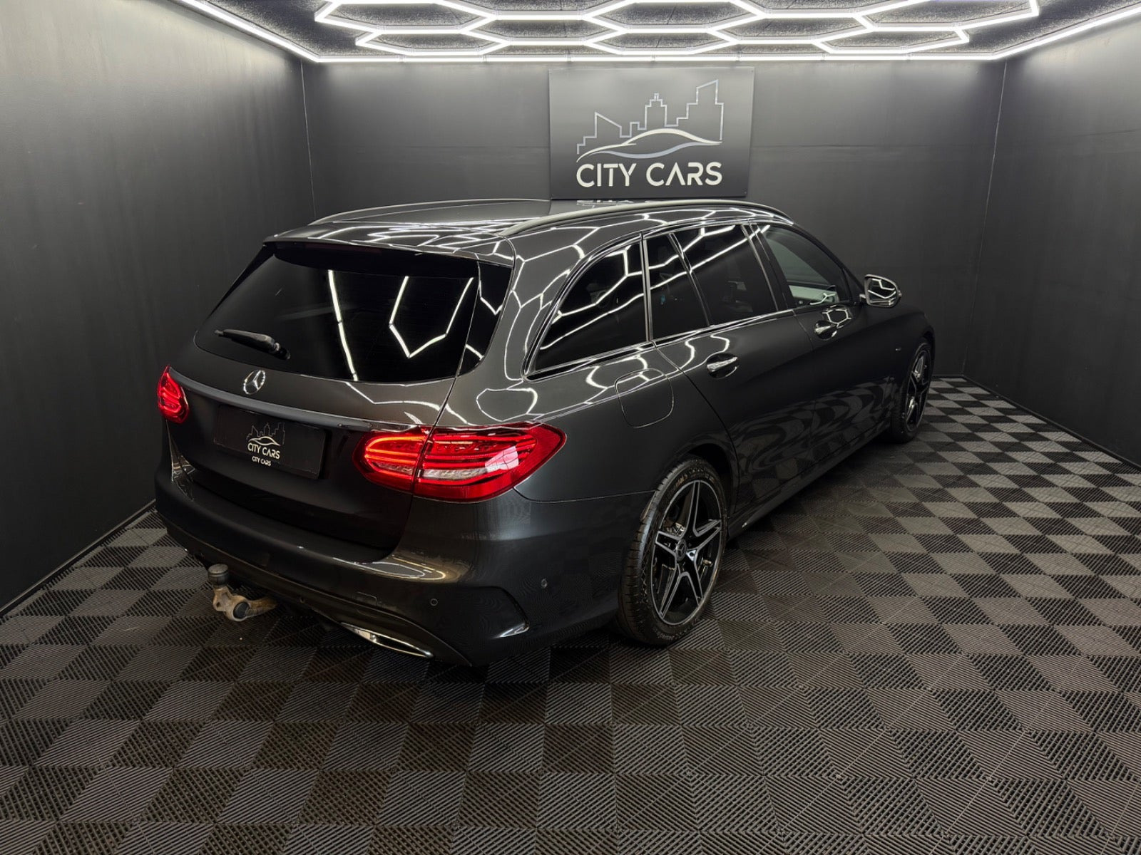 Grå Mercedes C220 d fra 2021