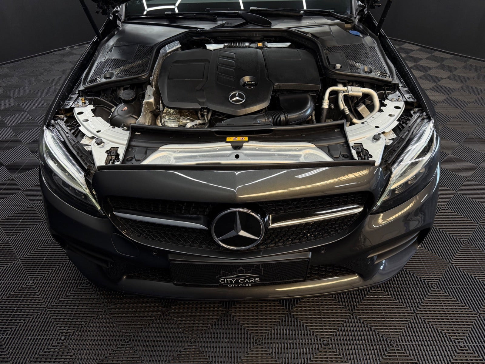Grå Mercedes C220 d fra 2021