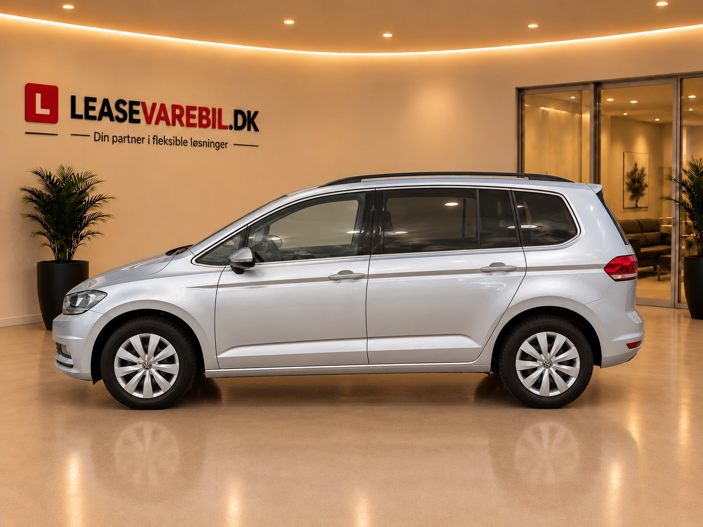 Sølv VW Touran fra 2021