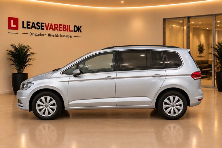 Sølv VW Touran fra 2021